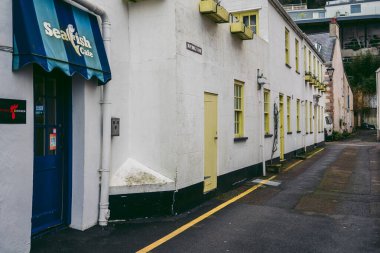 Jersey Adası, Kanal 124; İngiltere - 2022.01.29: Jersey Adası 'ndaki deniz kafesi