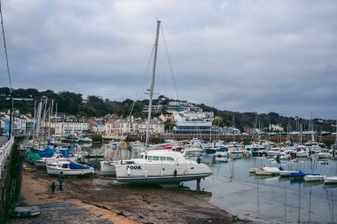 Jersey Adası, Kanal 124; İngiltere - 2022.01.29: St Aubin marinasında kayıklar alçak akıntıda demirledi 
