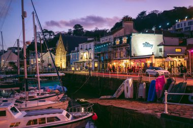 Jersey Adası, Kanal 124; İngiltere - 2022.01.29: St Aubin marinasında kayıklar alçak akıntıda demirledi 