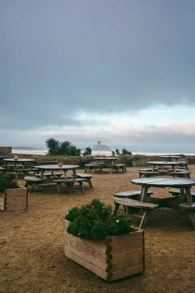 ジャージー チャンネル諸島のLe Braye Cafeのテラスからの美しい海の景色 — ストック写真