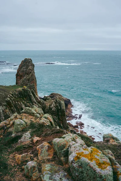 Soğuk bulutlu bir günde Jersey Adası 'nda (Kanal Adaları) güzel sahil manzarası
