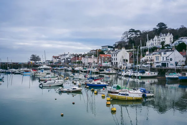Jersey Adası, Kanal 124; İngiltere - 2022.01.29: St Aubin marinasında kayıklar alçak akıntıda demirledi 