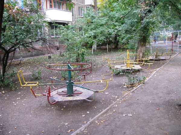 Заброшенная детская площадка — стоковое фото