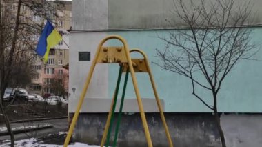 Renkli unsurlarla hareketli arka plan görüntüleri. Efektler. Pembe, kırmızı ışık akıyor. Yaşasın Ukrayna. Çocuk parkında bayrak.