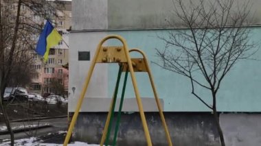 Renkli unsurlarla hareketli arka plan görüntüleri. Efektler. Pembe, kırmızı ışık akıyor. Yaşasın Ukrayna. Çocuk parkında bayrak.