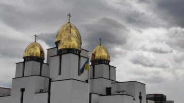 Lviv 'deki Kutsal Bakire' nin Doğumu Kilisesi 'nin yanındaki meydanda. Ukrayna. Ukrayna bayrağının geliştirilmesi.