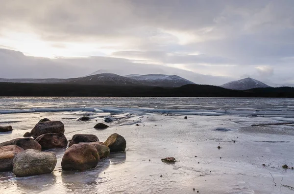 Scotland Cairngorms National Park River Partially Frozen Winter Dramatic Mountains — Stockfoto