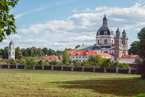 Pazaislis Camaldolese Manastırı ve Kaunas 'taki kilise. Kompleks, St. Casimir cemaatinin Litvanyalı Rahibelerine ev sahipliği yapar..