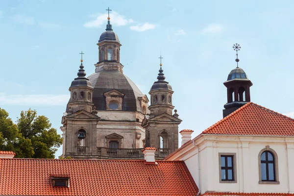 Pazaislis Camaldolese Manastırı ve Kaunas 'taki kilise. Kompleks, St. Casimir cemaatinin Litvanyalı Rahibelerine ev sahipliği yapar..