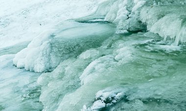 Donmuş Marvele nehrinin yakın görüntüsü çağlayan şelale ve akan su