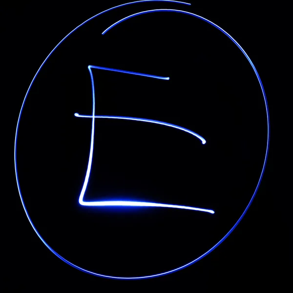 Волнистый символ. Лазерный легкий алфавит. Символ "E ". — стоковое фото