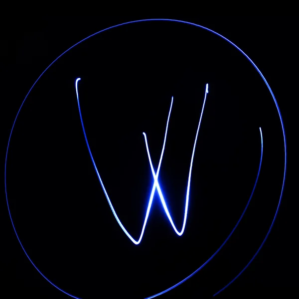 Волнистый символ. Лазерный легкий алфавит. Символ "W ". — стоковое фото