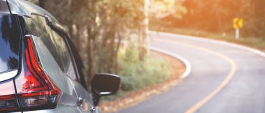 Virajlara doğru ve güvenli bir şekilde girerken şoför yavaşlamak zorunda kaldı. Virajdan önce aracın hızı özellikle Otoyol Departmanı 'nın koyduğu hız limitine sıkı sıkıya bağlı olmalıdır..