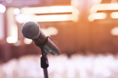 Konser salonunda ya da konferans odasında sahne ışıklarında mikrofonu kapat. Uzay afişini kopyala. yumuşak odak.