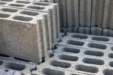 Tuğla ve duvarları alçıyla kapla