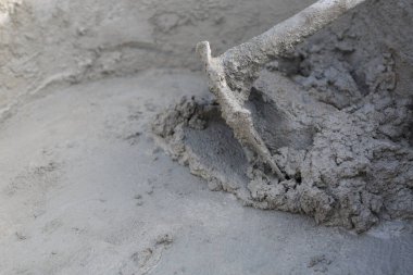 Beton, çimento, taş ya da çakıl, kum, su ve diğer karışımlar gibi beton karışımının karışımıdır (örneğin beton karışımları).).