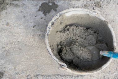Beton, çimento, taş ya da çakıl, kum, su ve diğer karışımlar gibi beton karışımının karışımıdır (örneğin beton karışımları).).