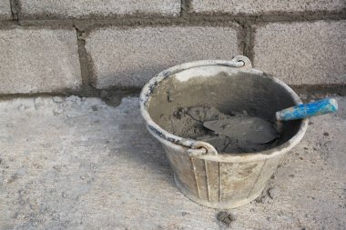 Beton, çimento, taş ya da çakıl, kum, su ve diğer karışımlar gibi beton karışımının karışımıdır (örneğin beton karışımları).).