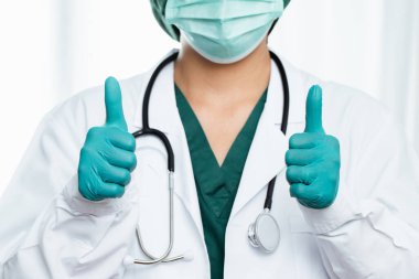 COVID-19 enfeksiyonlu hastaları tedavi etmeye hazır bir doktor.