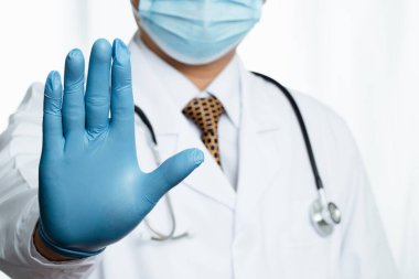 COVID-19 enfeksiyonlu hastaları tedavi etmeye hazır bir doktor.