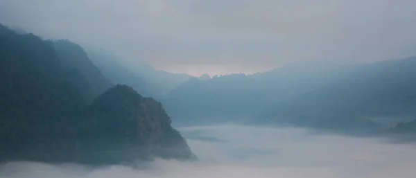 Schöne Aussicht Auf Berge Und Weißen Nebel — Stockfoto