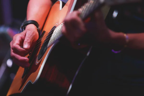 Zbliżenie Rąk Man Gra Gitarze Akustycznej — Zdjęcie stockowe