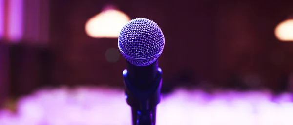 Close Microfone Iluminação Palco Sala Concertos Sala Conferências Copiar Banner — Fotografia de Stock
