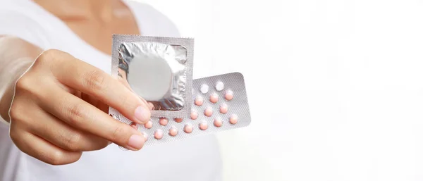 Протизаплідні Засоби Рука Жінки Тримає Контрацептивні Таблетки Презерватив Сидячи Фоні — стокове фото