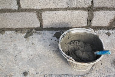 Beton, çimento, taş ya da çakıl, kum, su ve diğer karışımlar gibi beton karışımının karışımıdır (örneğin beton karışımları).).