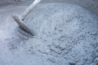Beton karışımı, çimento, taş, kum ve suyun yanı sıra ilave kimyasallar ve diğer karışık maddelerin girişimidir. Kararlı bir beton elde etmek için belirlenen oranda karıştır ve karıştır.