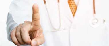 COVID-19 enfeksiyonlu hastaları tedavi etmeye hazır bir doktor.