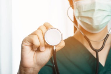 COVID-19 enfeksiyonlu hastaları tedavi etmeye hazır bir doktor.