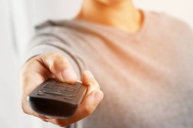 Kadın evde online TV kumandasına basıyor