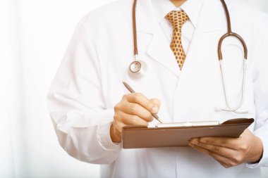 COVID-19 enfeksiyonlu hastaları tedavi etmeye hazır bir doktor.