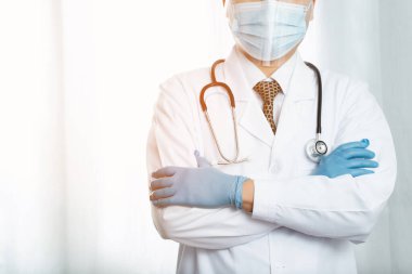 COVID-19 enfeksiyonlu hastaları tedavi etmeye hazır bir doktor.