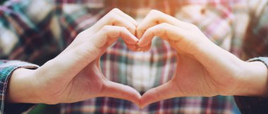 Kalp, vücudun farklı bölgelerine kan pompalayan kaslı bir organdır..