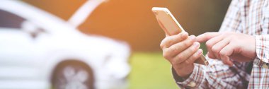 İş adamını cep telefonuyla kapat. Araba tamircisini ara. Araba bozulduğu için yardım iste. İnsanlar yolculuk eder arkadaşlar kırık arabanın arkasında beklerler..