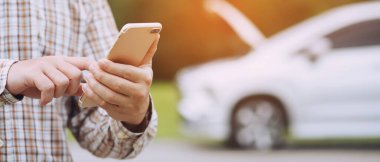 İş adamını cep telefonuyla kapat. Araba tamircisini ara. Araba bozulduğu için yardım iste. İnsanlar yolculuk eder arkadaşlar kırık arabanın arkasında beklerler..
