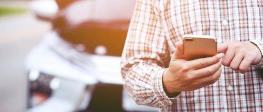 İş adamını cep telefonuyla kapat. Araba tamircisini ara. Araba bozulduğu için yardım iste. İnsanlar yolculuk eder arkadaşlar kırık arabanın arkasında beklerler..