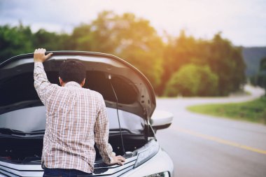 Stres altındaki genç adam bozuk araba kazasında sorun yaşıyor. Motor arızası var. Yardım bekle..