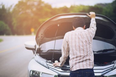 Stres altındaki genç adam bozuk araba kazasında sorun yaşıyor. Motor arızası var. Yardım bekle..