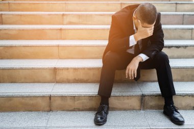 İşsizlik krizi, umutsuzluk ve stres altında olan insanlar stresli hissettikleri için kararsız veya depresyonlu durumlara yol açamıyorlar. Stres zihinsel sorunlara ve işsizliğe neden oluyor..