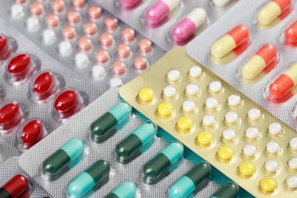 Zbliżenie Farmaceutyków Antybiotyków Pigułki Leku Opakowaniach Blistrowych Pigułki Kolorowe Antybakterials — Zdjęcie stockowe