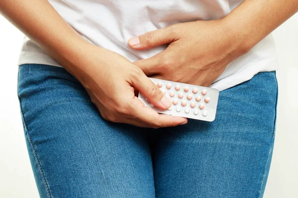 Жінка Руки Відкриває Таблетки Контролю Народжуваності Руці Вживання Контрацептивної Таблетки — стокове фото