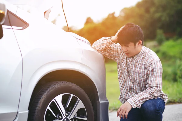 Νέος Τόνισε Άνθρωπος Που Έχει Πρόβλημα Άγχος Του Σπασμένο Αυτοκίνητο — Φωτογραφία Αρχείου