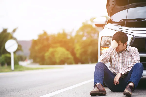 Νέος Τόνισε Άνθρωπος Που Έχει Πρόβλημα Άγχος Του Σπασμένο Αυτοκίνητο — Φωτογραφία Αρχείου