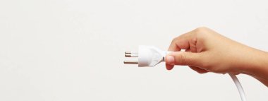 Elektrikli aletler tüm buji ve prizlerle dolu. Kablolarda biriken yüksek ısıdan dolayı kısa devre yapma riskinden dolayı..