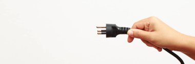 Elektrikli aletler tüm buji ve prizlerle dolu. Kablolarda biriken yüksek ısıdan dolayı kısa devre yapma riskinden dolayı..
