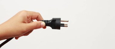 Elektrikli aletler tüm buji ve prizlerle dolu. Kablolarda biriken yüksek ısıdan dolayı kısa devre yapma riskinden dolayı..
