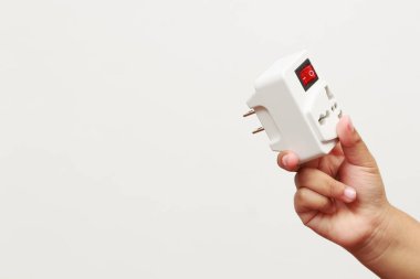 Uzatma soketi, elektrik kablosu, priz, priz, güç şeridi ve elektrik anahtarı gibi çeşitli bileşenlerden oluşan bir aygıttır..